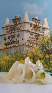 ティノス・タウンにあるDelMar Tinosの白花の彫刻