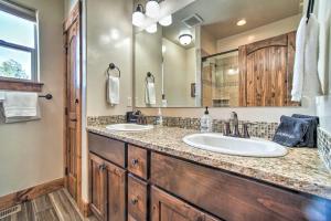 Un baño con dos lavabos y un espejo grande. en McCall Home and Hot Tub about 2 Mi to Payette Lake, en McCall 29 fotos más