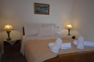 a bedroom with a bed with white sheets and pillows at Casa Di Mama in Valaneíon