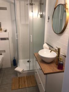 Łazienka w obiekcie Apartament Marine Holiday Elbląg - winda -Parking w HALI GARAŻOWEJ -GRATIS -Business stays