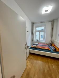 a small bedroom with a bed and a window at Deluxe Studio 3P TH in Vienna