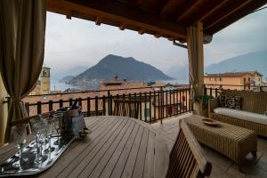 d'une table sur un balcon avec vue sur la montagne. dans l'établissement ROMANTIC LAKE VIEW HOUSE, à Sulzano