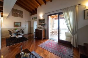 - un salon avec une table et une salle à manger dans l'établissement ROMANTIC LAKE VIEW HOUSE, à Sulzano
