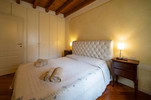Postel nebo postele na pokoji v ubytování ROMANTIC LAKE VIEW HOUSE + 26 fotografií