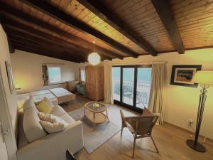 sala de estar con sofá y mesa en Residenza Bettina BnB & Ferienwohnungen, en Ronco sopra Ascona