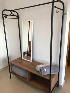 a dressing table with a mirror and a shelf at Recanto dos Ipês 1 in Domingos Martins
