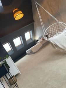 a room with a hammock in a room with windows at Apartament Nad Zalewem in Kamień Pomorski