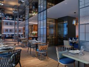 香港にあるプリンス ホテル マルコ ポーロのテーブルと椅子のあるレストランのイメージ