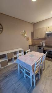 une cuisine avec une table et des chaises dans une pièce dans l'établissement Villa de la dore, à Le Mont-Dore 4 autres photos