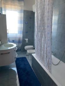 ein Bad mit einem WC und einem Duschvorhang in der Unterkunft Casa Linda in Cisternino