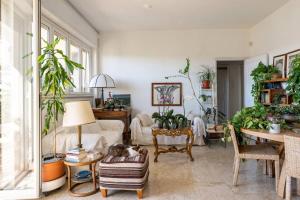 Posedenie v ubytovaní Large Room e Small Private Bathroom Between Mondello Beach and Old Town! Free Park!