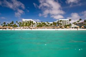 Blick auf einen Strand mit Gebäuden und das Meer in der Unterkunft Aruba Marriott Resort & Stellaris Casino in Palm-Eagle Beach