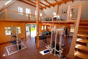 an overhead view of a gym with treadmills and weights at Jutta-vom-Kutter in Wulfen auf Fehmarn
