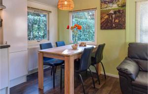 uma sala de jantar com uma mesa de madeira e cadeiras em Stunning Home In Vorden With Wifi em Vorden