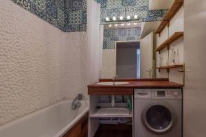 y baño con lavabo y lavadora. en Place Toscane Disney dream III BMYGUEST en Serris
