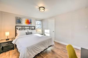 1 dormitorio con cama, escritorio y silla en Bay Shore Vacation Rental about 7 Mi to the Beach, en Bay Shore