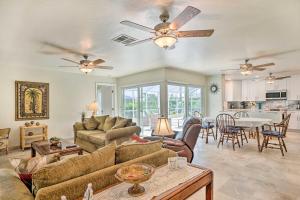 een woonkamer met een bank en een tafel bij 6 Mi to Dtwn Cape Coral Home with Spacious Lanai! in Cape Coral