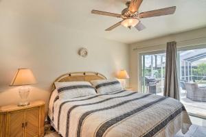 een slaapkamer met een bed en een plafondventilator bij 6 Mi to Dtwn Cape Coral Home with Spacious Lanai! in Cape Coral +24 foto's