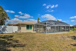 een huis met een kas in een tuin bij 6 Mi to Dtwn Cape Coral Home with Spacious Lanai! in Cape Coral