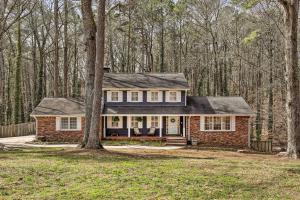 Φωτογραφία από το άλμπουμ του Spacious Stone Mountain Home with Fire Pit σε Stone Mountain +24 φωτογραφίες