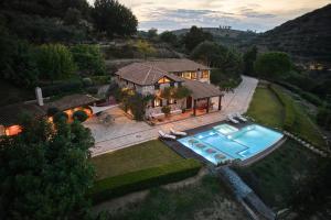 uma vista aérea de uma casa com piscina em Wild Oak Estate em Argasi