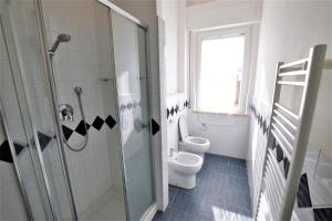 サン·ヴィンチェンツォにあるColombo apartment, fronte spiaggiaのトイレとシャワー付きのバスルーム +10枚の写真