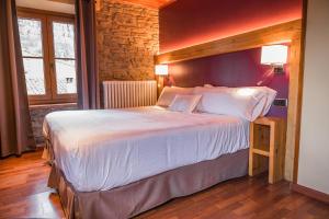 een slaapkamer met een groot bed in een kamer bij Hotel Hostal Estrella in Rupit