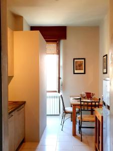 uma cozinha e sala de jantar com mesa e cadeiras em bb26 Piave apartment city center em Cremona
