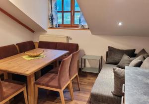 ein Wohnzimmer mit einem Holztisch und einem Sofa in der Unterkunft Ferien- und Freizeithof Bindl in Sankt Englmar