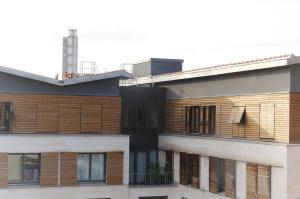 zbliżenie budynku z drewnianymi oknami w obiekcie Cheverus - Appartement 1 chambre avec ascenseur et Parking w mieście Bordeaux