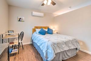 een slaapkamer met een bed met blauwe kussens en een bureau bij Peaceful Missouri Cabin Rental on 55 Acres! in Canton