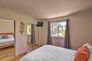 Postel nebo postele na pokoji v ubytování 1 Mi to Old Town Scottsdale Resort Condo with Patio + 19 fotografií