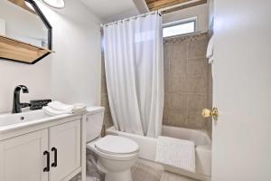 Bilik mandi di Pine Mountain Lake Cabin with Grill! +20 gambar