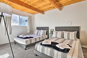Katil atau katil-katil dalam bilik di Pine Mountain Lake Cabin with Grill!