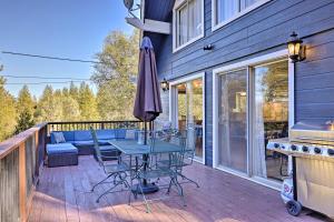 Balkoni atau teres di Pine Mountain Lake Cabin with Grill!