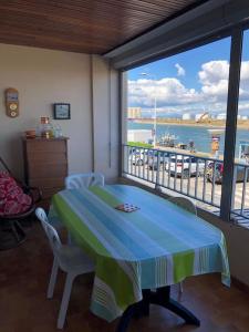 Posteľ alebo postele v izbe v ubytovaní Appart T2 vue imprenable sur le canal et la mer