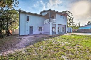 ein großes weißes Haus mit einem Hof in der Unterkunft Spacious House Rental 7 Miles to Siesta Key! in Sarasota
