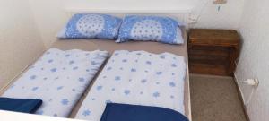 two bunk beds in a room with blue pillows at Ferienwohnung Hafen Rosi in Bremerhaven