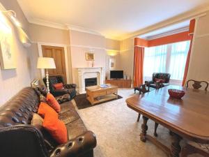uma sala de estar com um sofá e uma mesa em Pass the Keys Beautiful Period Property in Central Location em Maxwelltown
