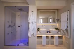 ein Badezimmer mit zwei Waschbecken und einer Dusche in der Unterkunft Baglioni Masseria Muzza Resort & Spa in Otranto