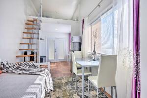 1 dormitorio con 1 cama, mesa y sillas en Chatsworth Studio with Tennis Court Access!, en Chatsworth
