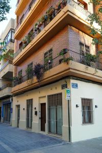 un edificio con ventanas y balcones en una calle en Mimi's Apartment in En Corts en Valencia