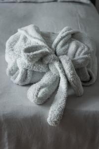 a white towel laying on top of a bed at A casa di Rocco in Castel di Sangro