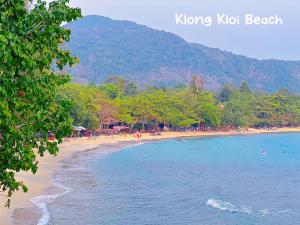 a beach with a bunch of people in the water at Aree Resort in Ban Bang Bao +9 photos