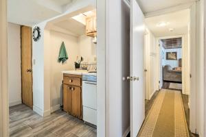 een keuken met houten vloeren en een deur naar een hal bij Pet-Friendly Apartment in Minneapolis! in Minneapolis