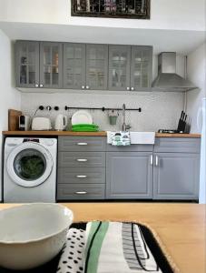Il comprend une cuisine équipée d'un lave-linge et d'un lave-vaisselle. dans l'établissement King Apartment, à Budapest