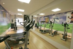 ein Fitnessstudio mit mehreren Laufbändern und Ergometern in der Unterkunft Hotel Maione in Goiânia
