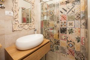 bagno con lavandino bianco e specchio di Main Square Apartment a Pola (Pula)