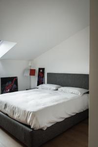 a bedroom with a large bed with white sheets at A casa di Rocco in Castel di Sangro