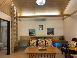 sala de estar con sofá y mesa en Jiufen Gourd Stone TreeHouse 137, en Ruifang